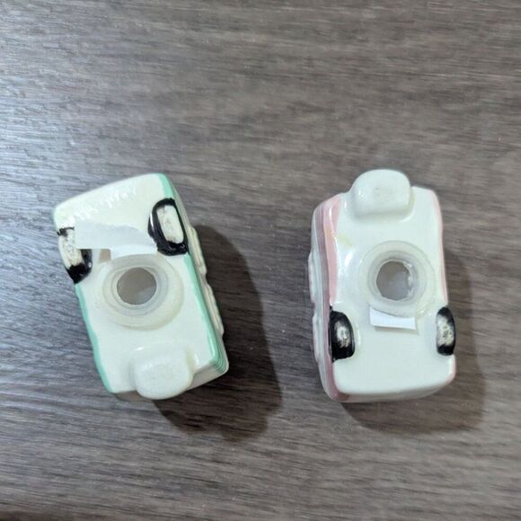 Camper RV Rig  Salt & Pepper Shaker Set Retro Pink & Green Ceramic New - Picture 3 of 6
